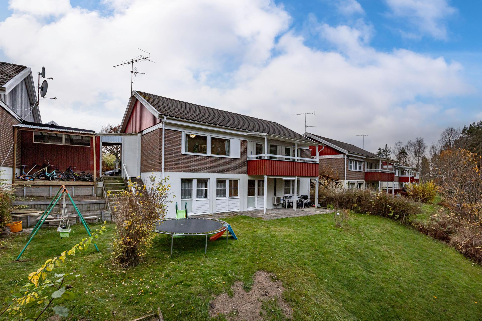 Rymlig villa i barnvänligt område med allmänning/ skog bakom huset!