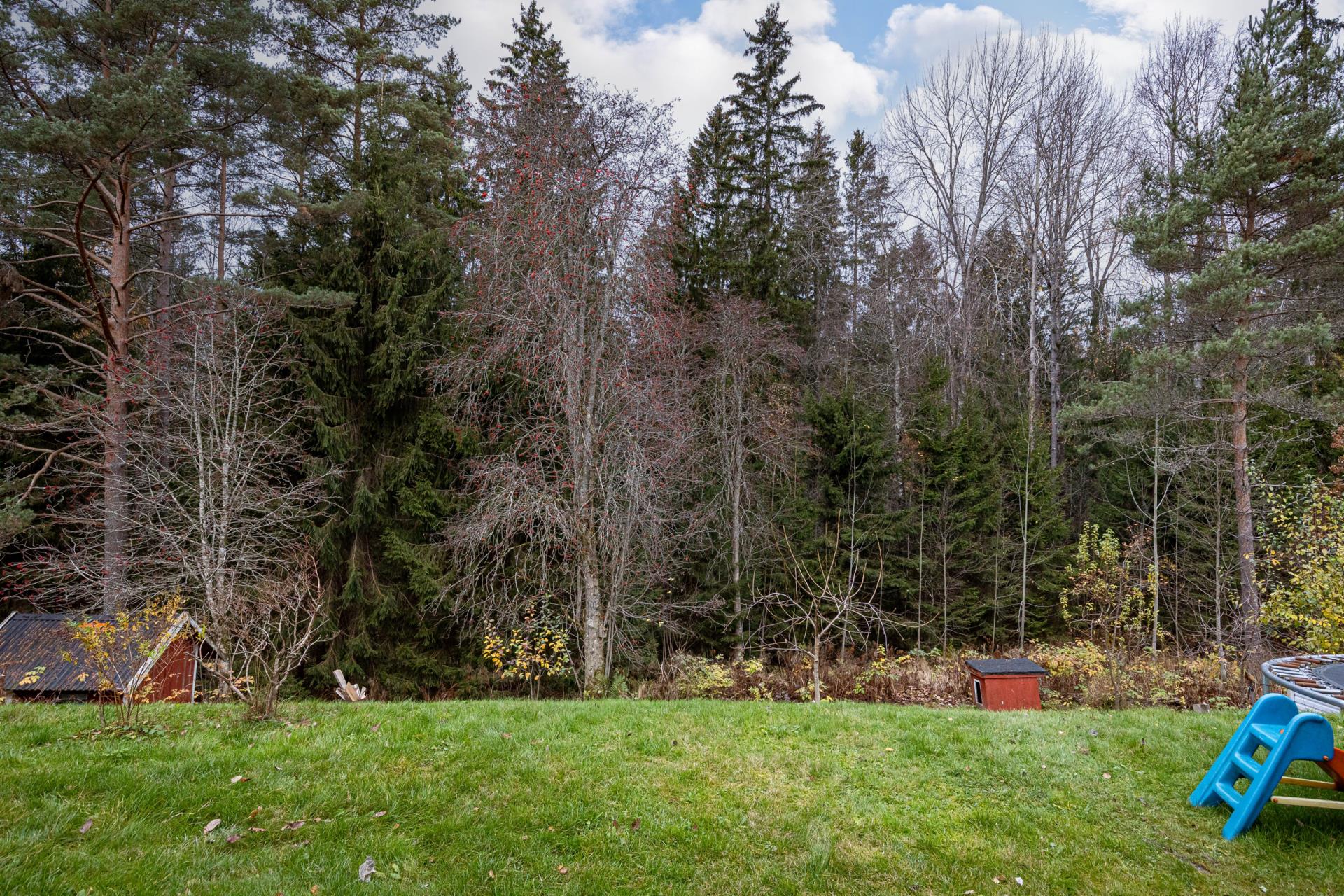 Rymlig villa i barnvänligt område med allmänning/ skog bakom huset!