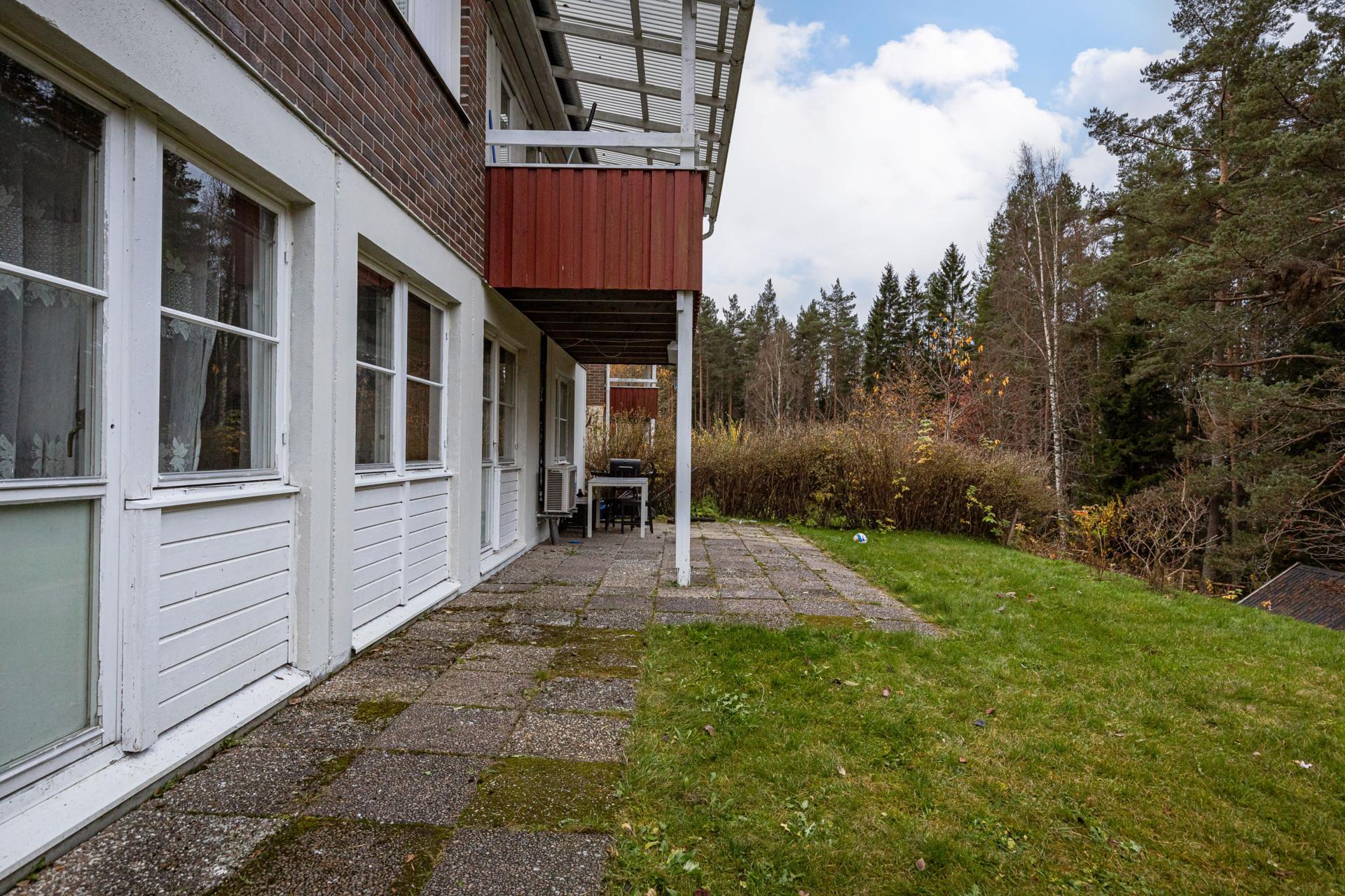 Rymlig villa i barnvänligt område med allmänning/ skog bakom huset!