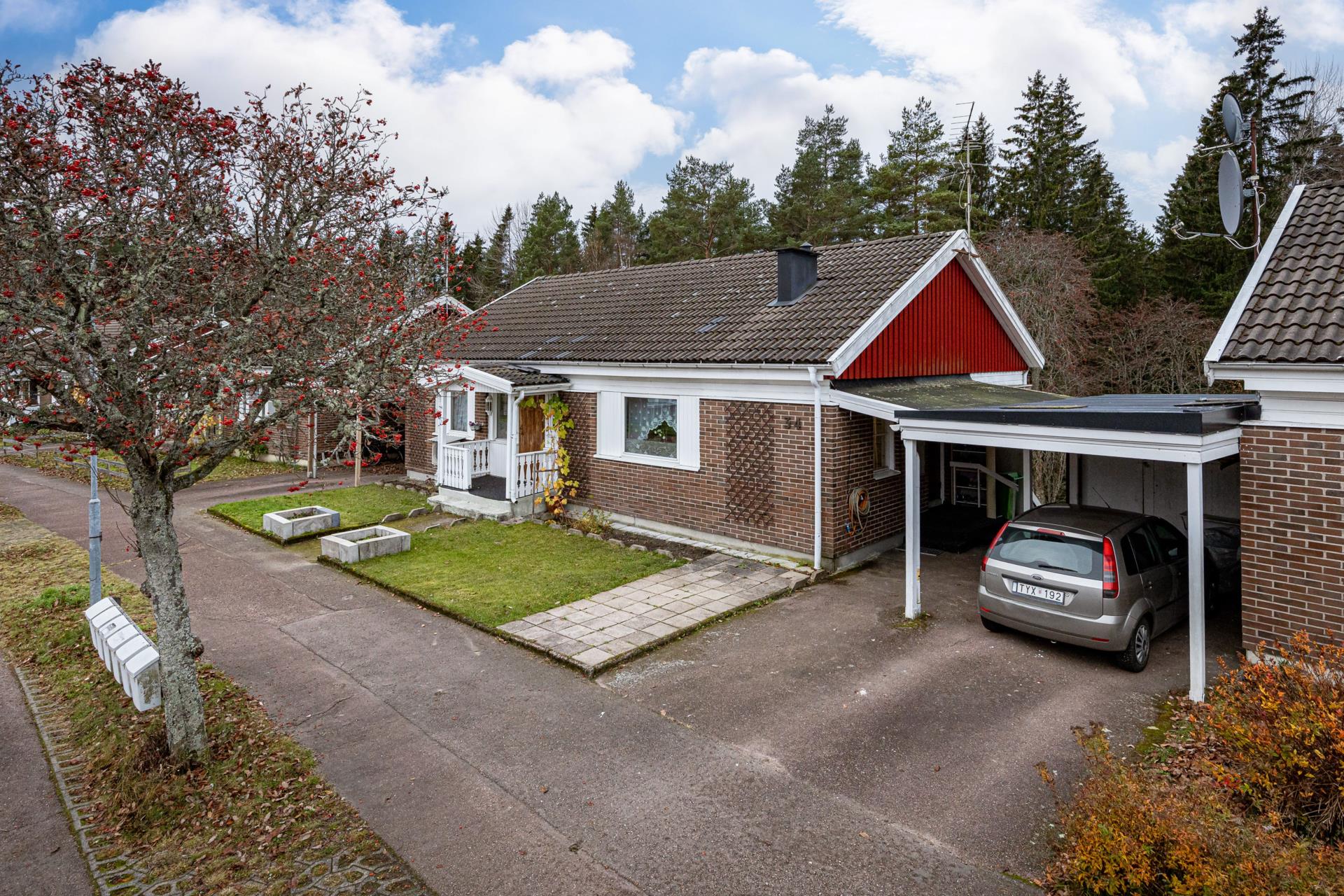 Rymlig villa i barnvänligt område med allmänning/ skog bakom huset!