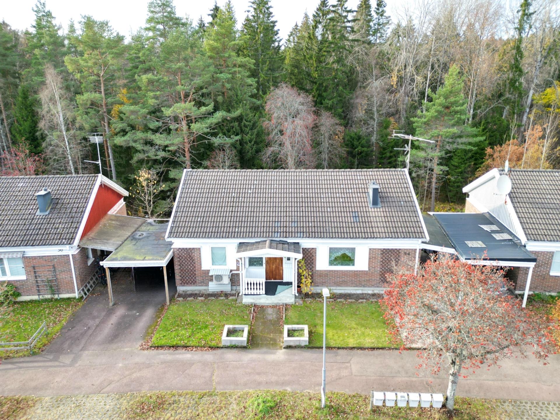 Rymlig villa i barnvänligt område med allmänning/ skog bakom huset!