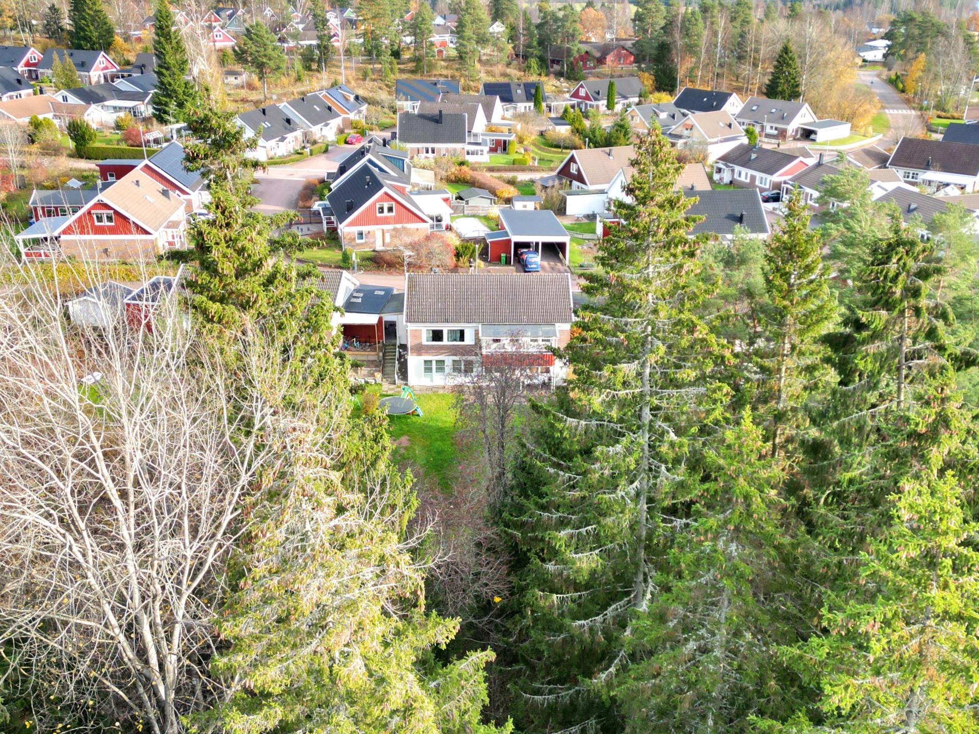Rymlig villa i barnvänligt område med allmänning/ skog bakom huset!