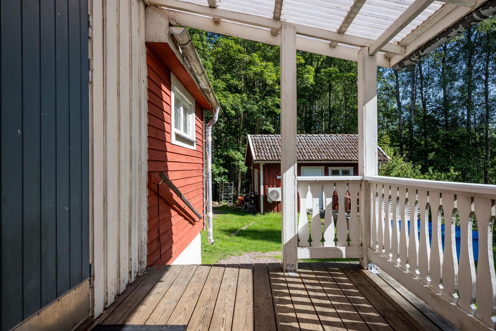 Välkommen till Förby och encharmig -20 talsvilla för den lilla familjen med lantliga omgivningar!