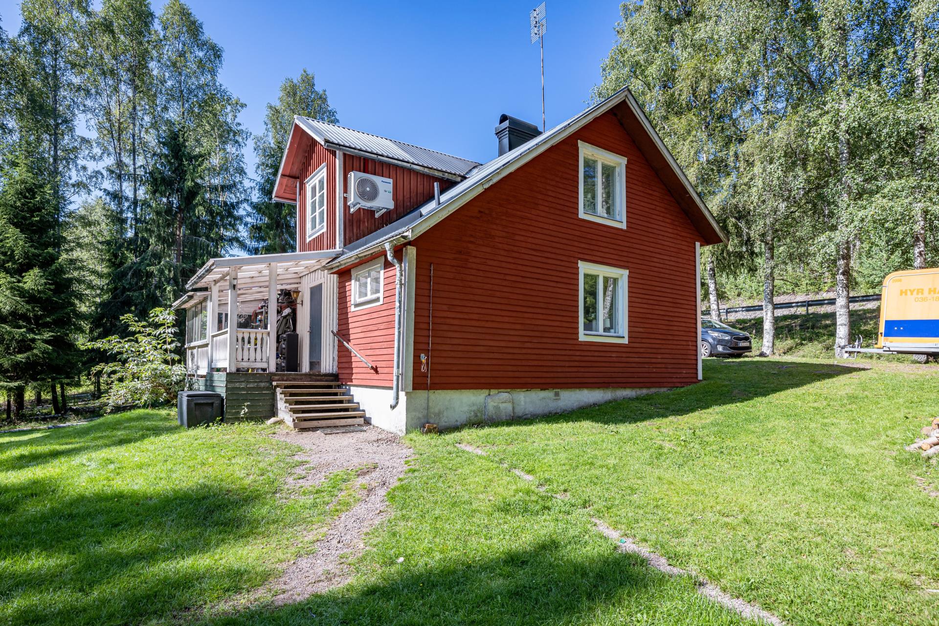 Välkommen till Förby och encharmig -20 talsvilla för den lilla familjen med lantliga omgivningar!