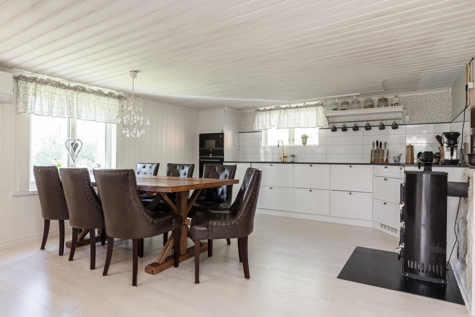 Välkommen till Förby och encharmig -20 talsvilla för den lilla familjen med lantliga omgivningar!