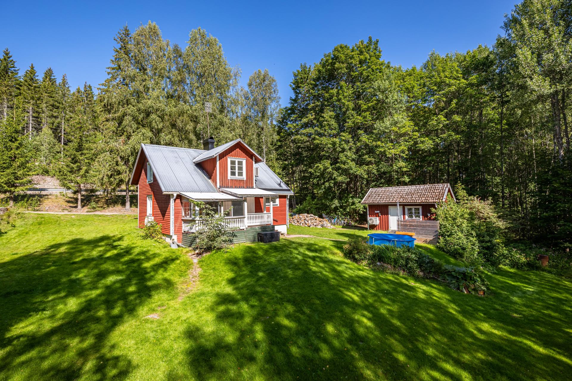 Välkommen till Förby och encharmig -20 talsvilla för den lilla familjen med lantliga omgivningar!