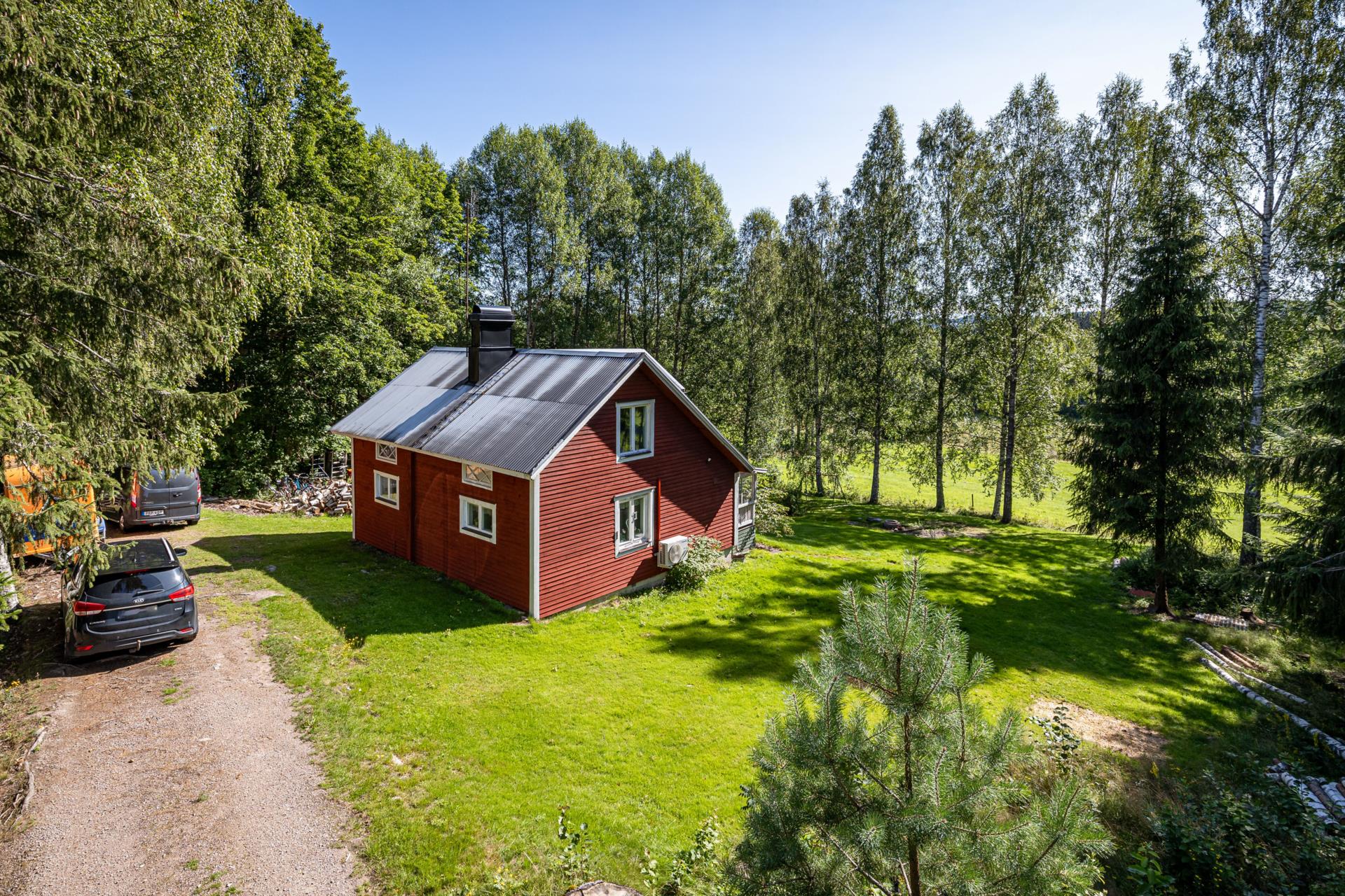 Välkommen till Förby och encharmig -20 talsvilla för den lilla familjen med lantliga omgivningar!