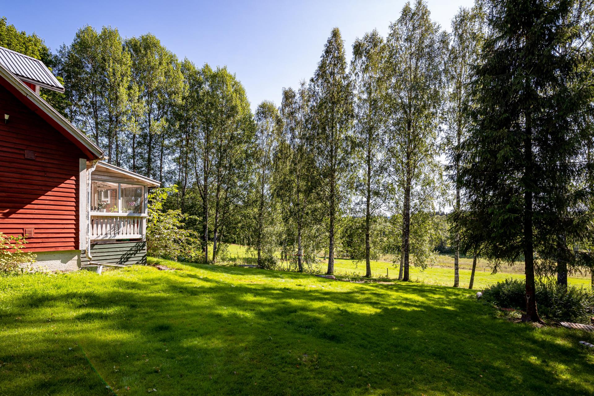 Välkommen till Förby och encharmig -20 talsvilla för den lilla familjen med lantliga omgivningar!