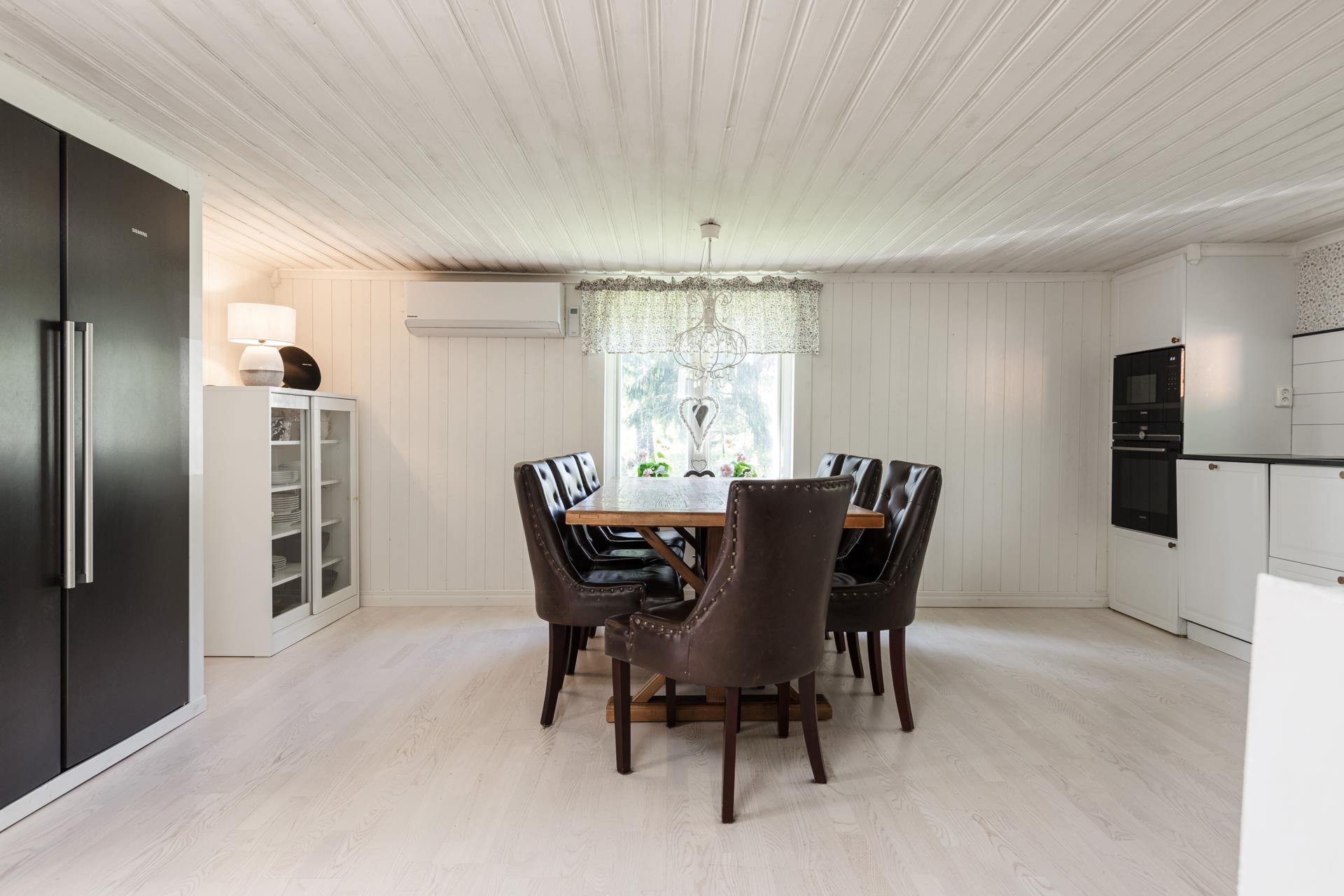 Välkommen till Förby och encharmig -20 talsvilla för den lilla familjen med lantliga omgivningar!