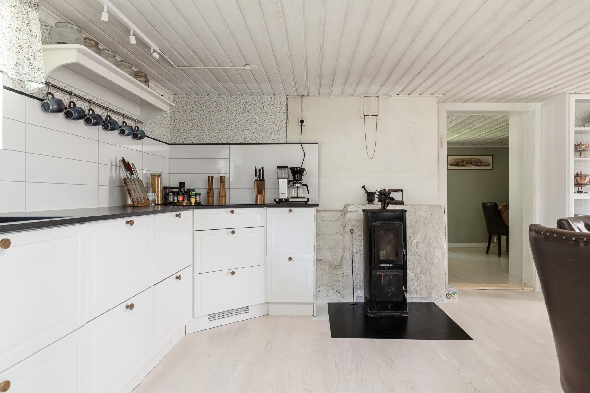 Välkommen till Förby och encharmig -20 talsvilla för den lilla familjen med lantliga omgivningar!