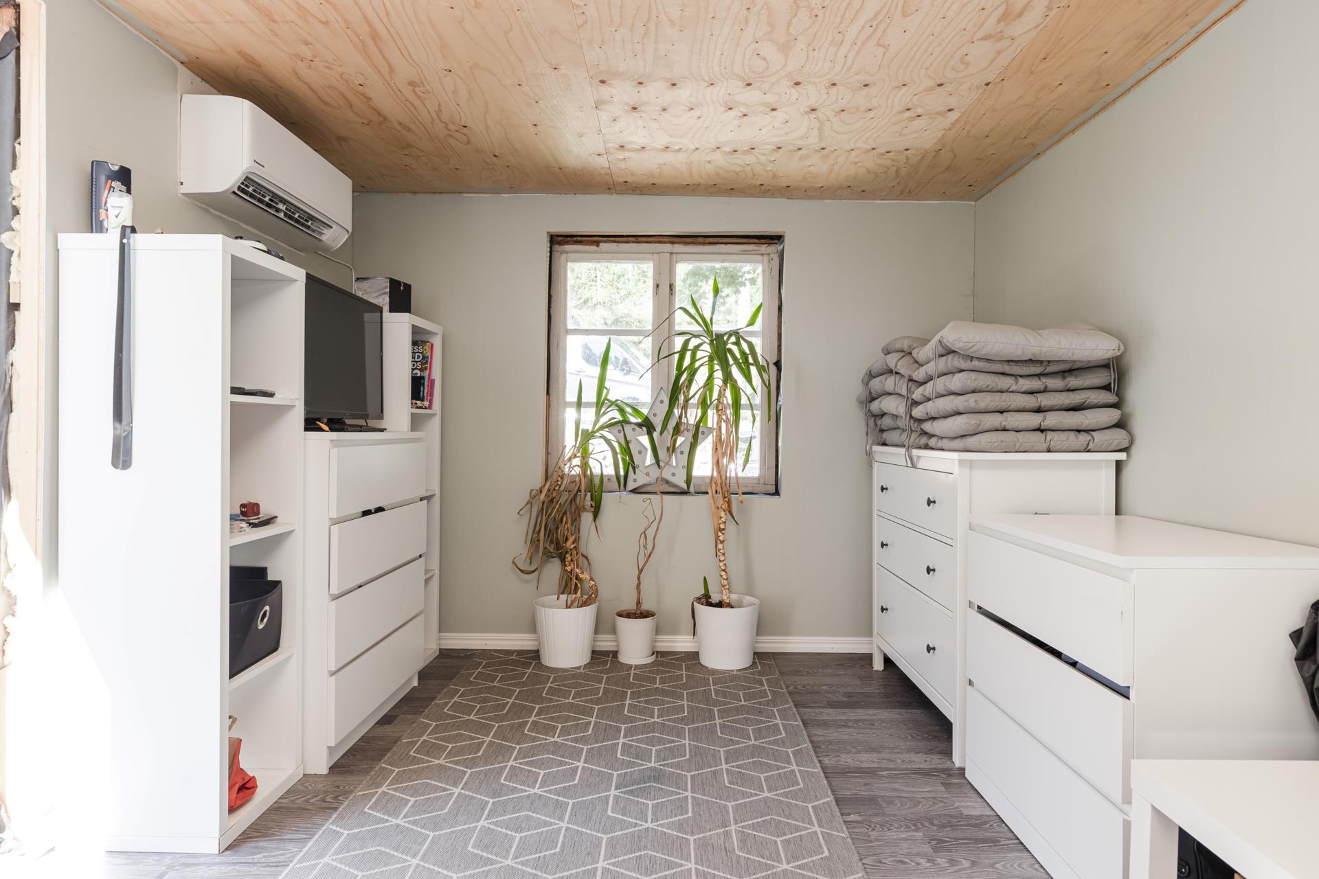 Välkommen till Förby och encharmig -20 talsvilla för den lilla familjen med lantliga omgivningar!