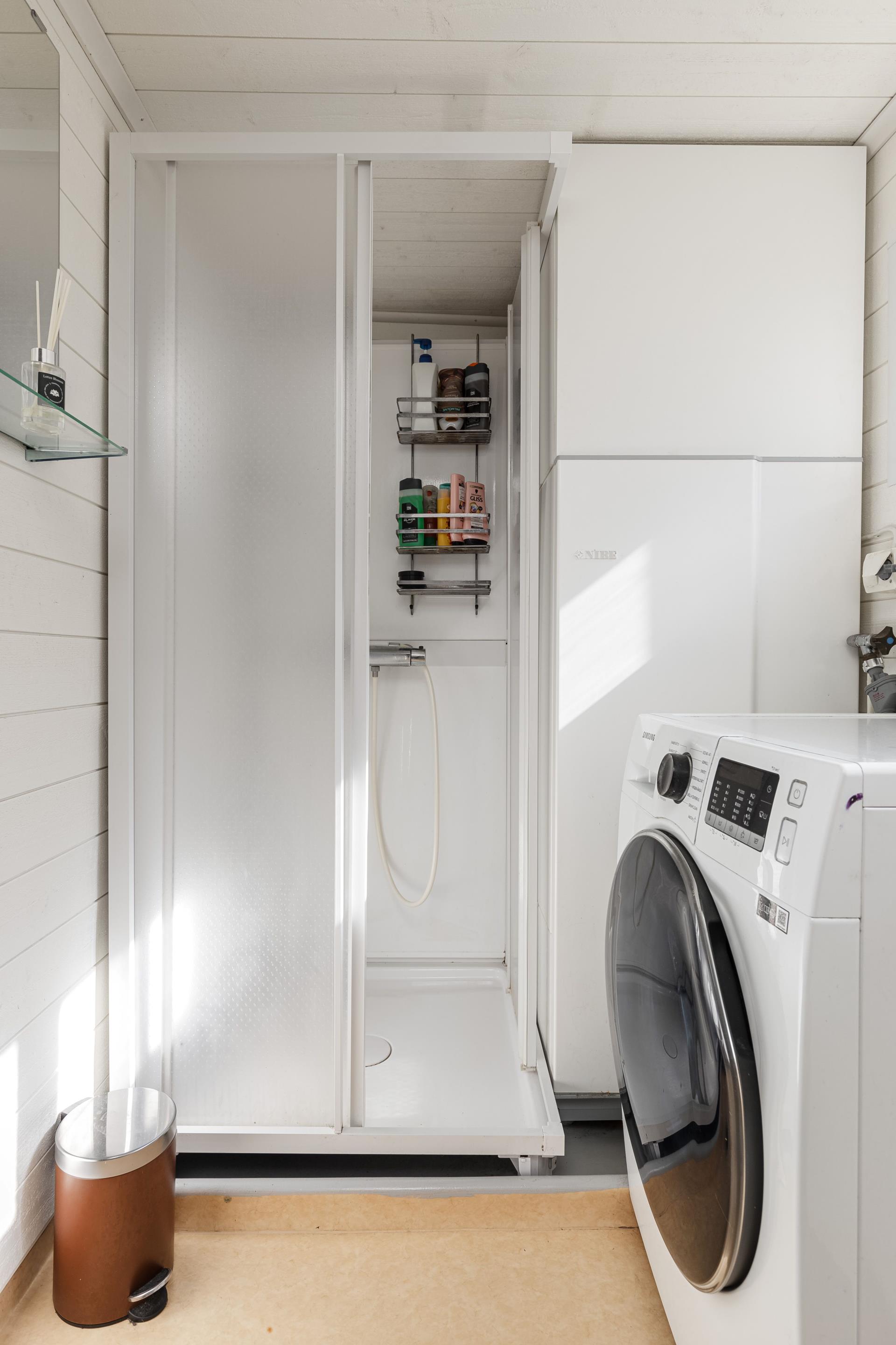 Välkommen till Förby och encharmig -20 talsvilla för den lilla familjen med lantliga omgivningar!