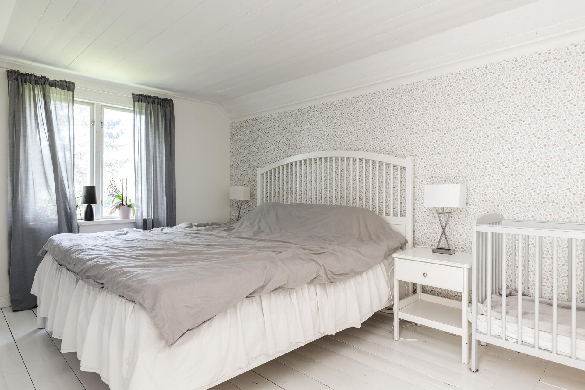 Välkommen till Förby och encharmig -20 talsvilla för den lilla familjen med lantliga omgivningar!