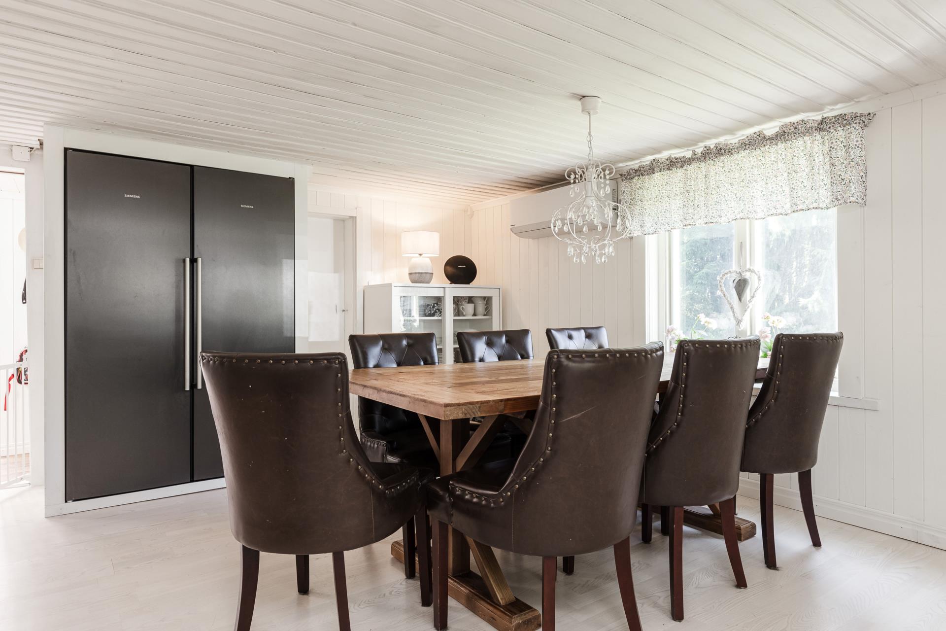 Välkommen till Förby och encharmig -20 talsvilla för den lilla familjen med lantliga omgivningar!