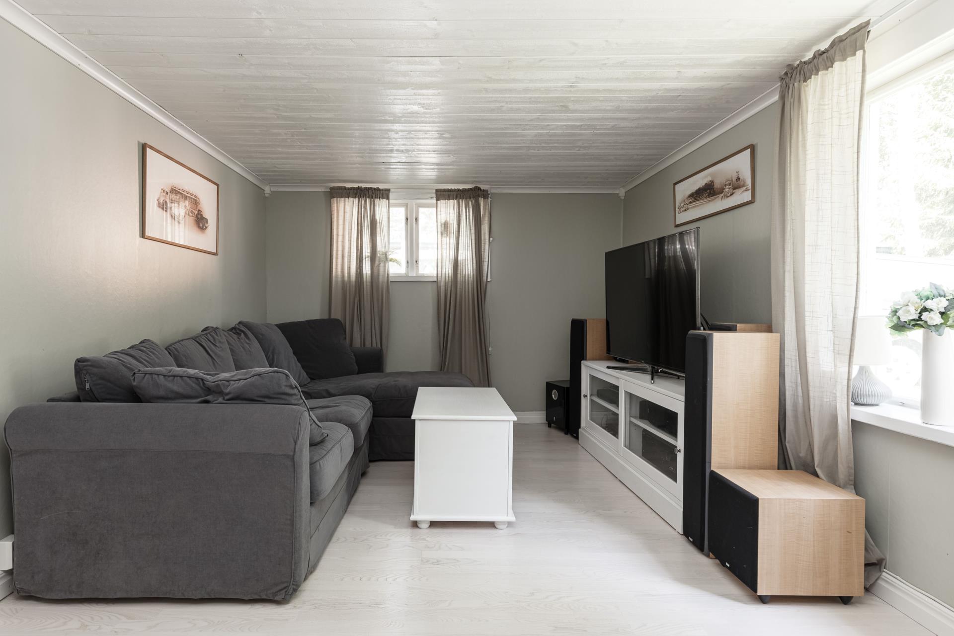 Välkommen till Förby och encharmig -20 talsvilla för den lilla familjen med lantliga omgivningar!