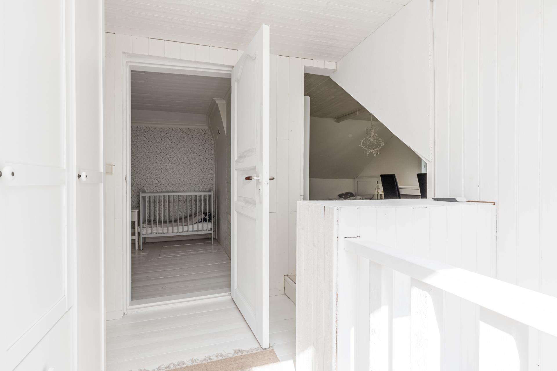 Välkommen till Förby och encharmig -20 talsvilla för den lilla familjen med lantliga omgivningar!