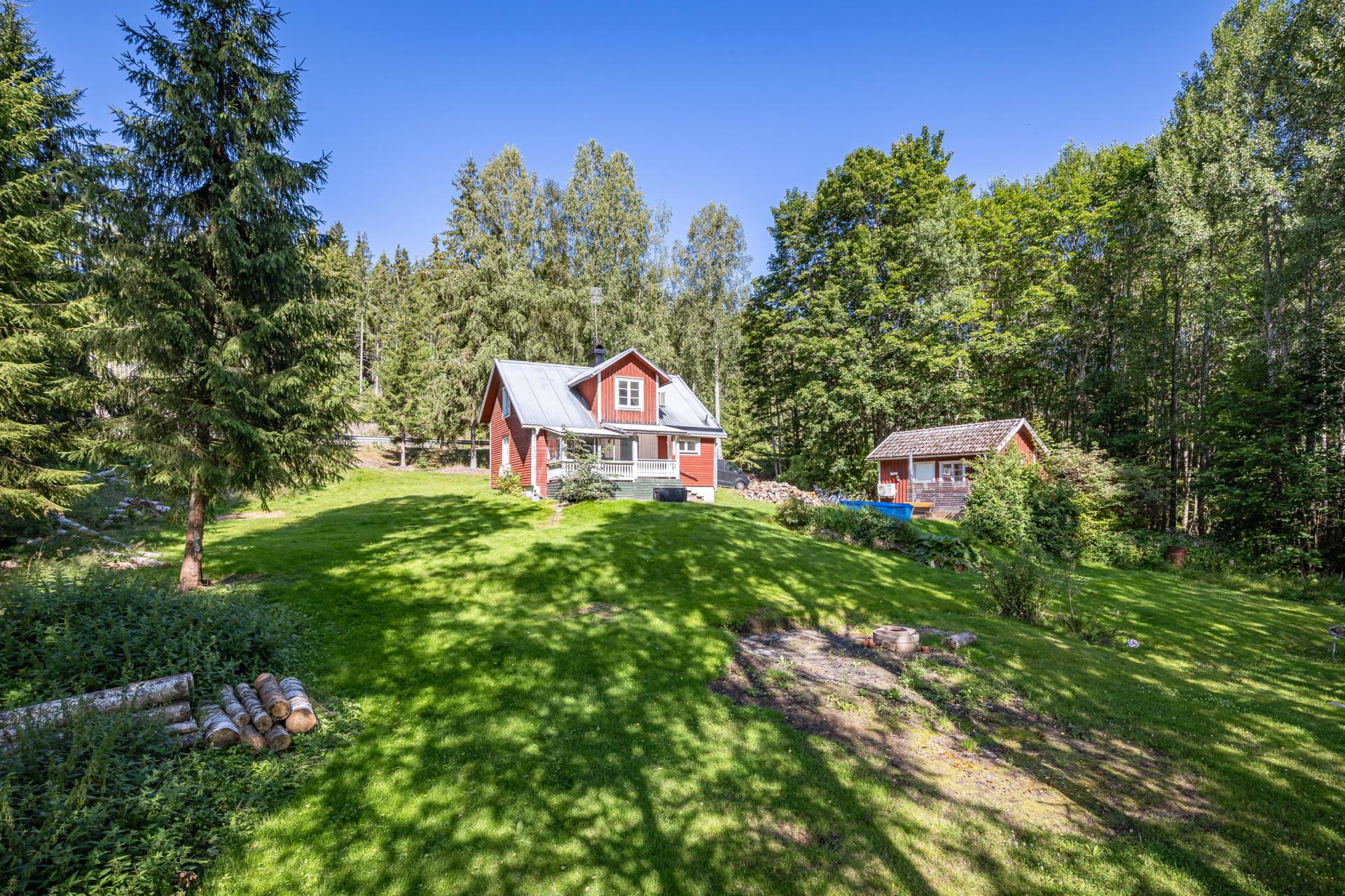 Välkommen till Förby och encharmig -20 talsvilla för den lilla familjen med lantliga omgivningar!