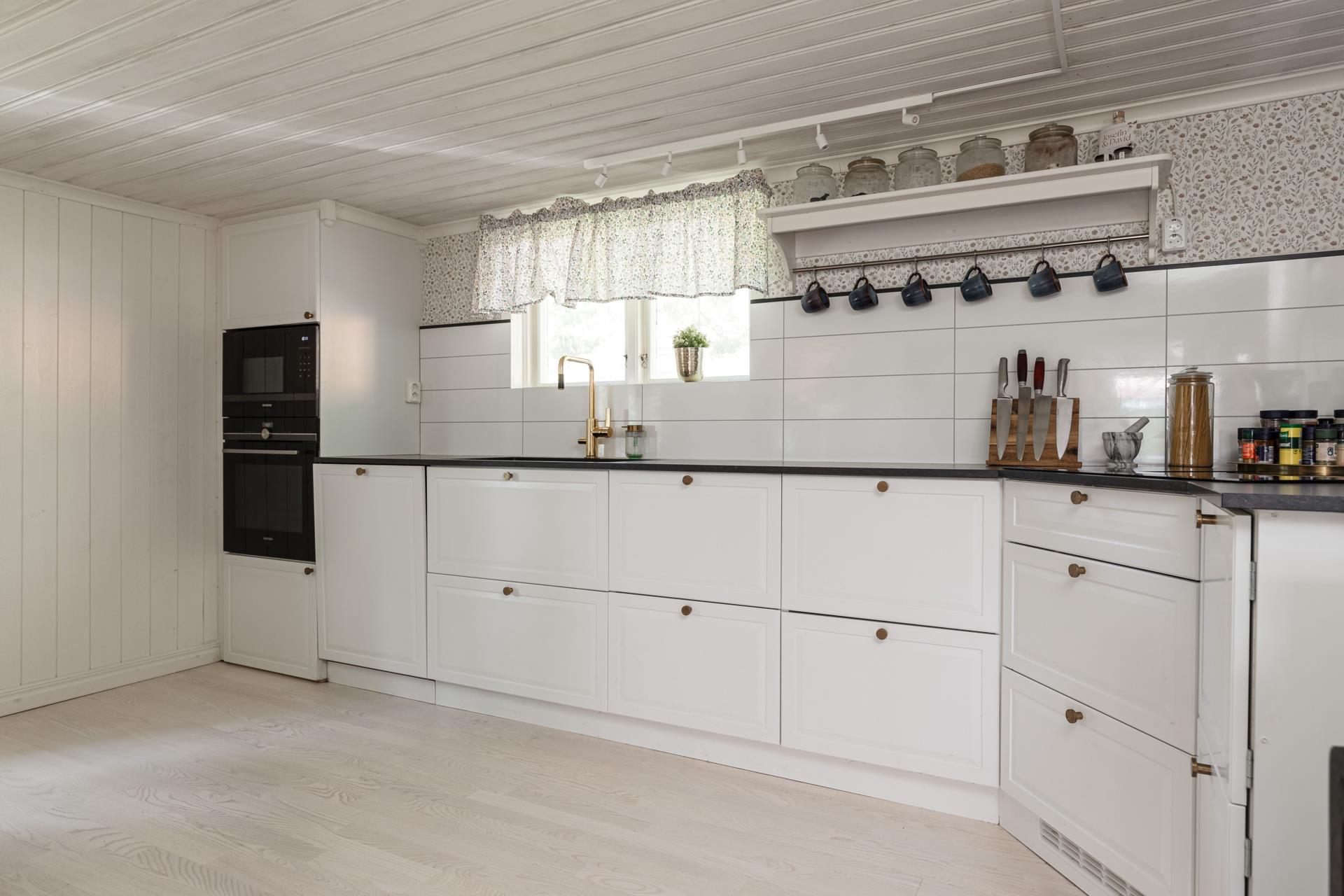 Välkommen till Förby och encharmig -20 talsvilla för den lilla familjen med lantliga omgivningar!