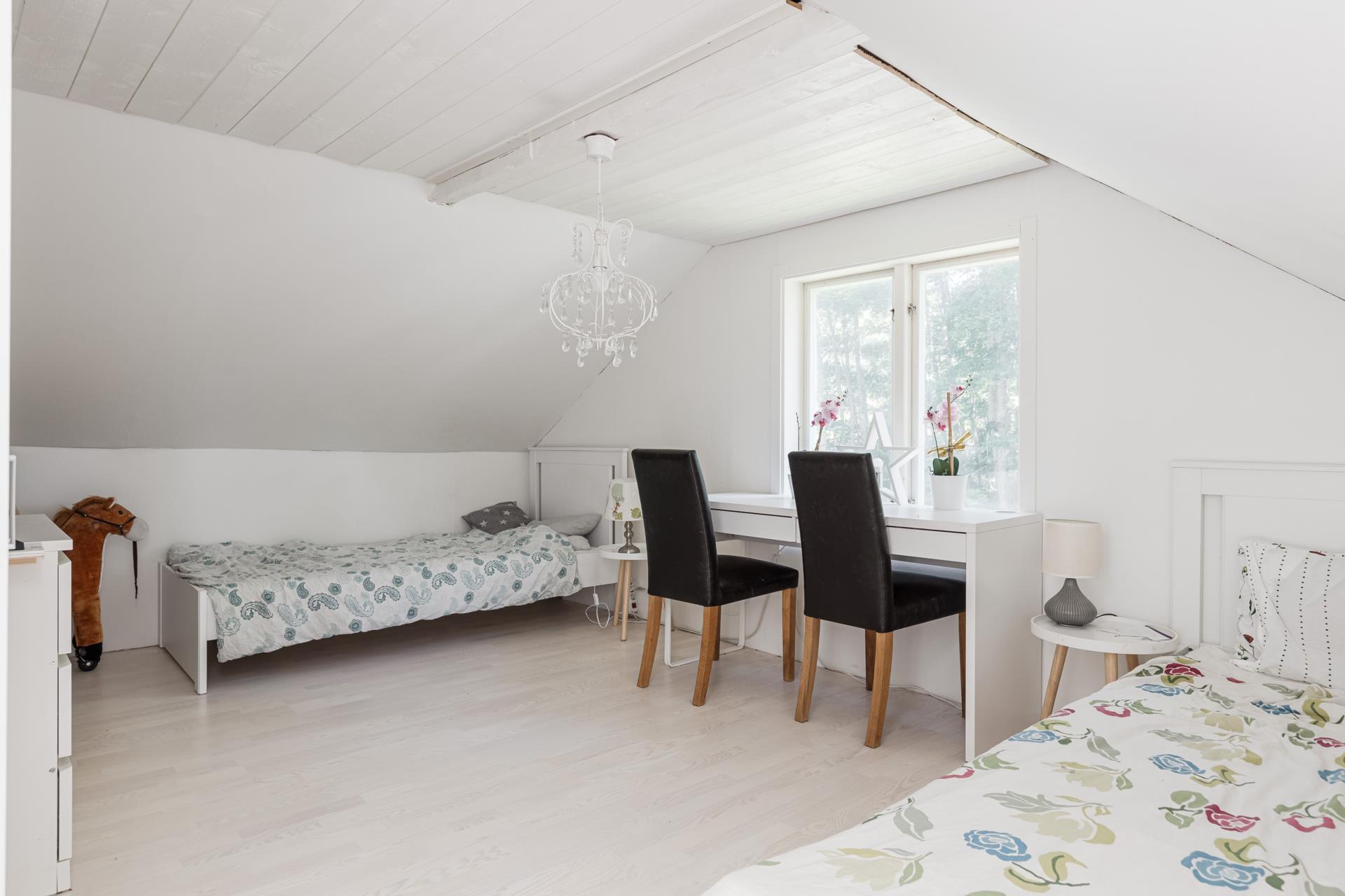 Välkommen till Förby och encharmig -20 talsvilla för den lilla familjen med lantliga omgivningar!