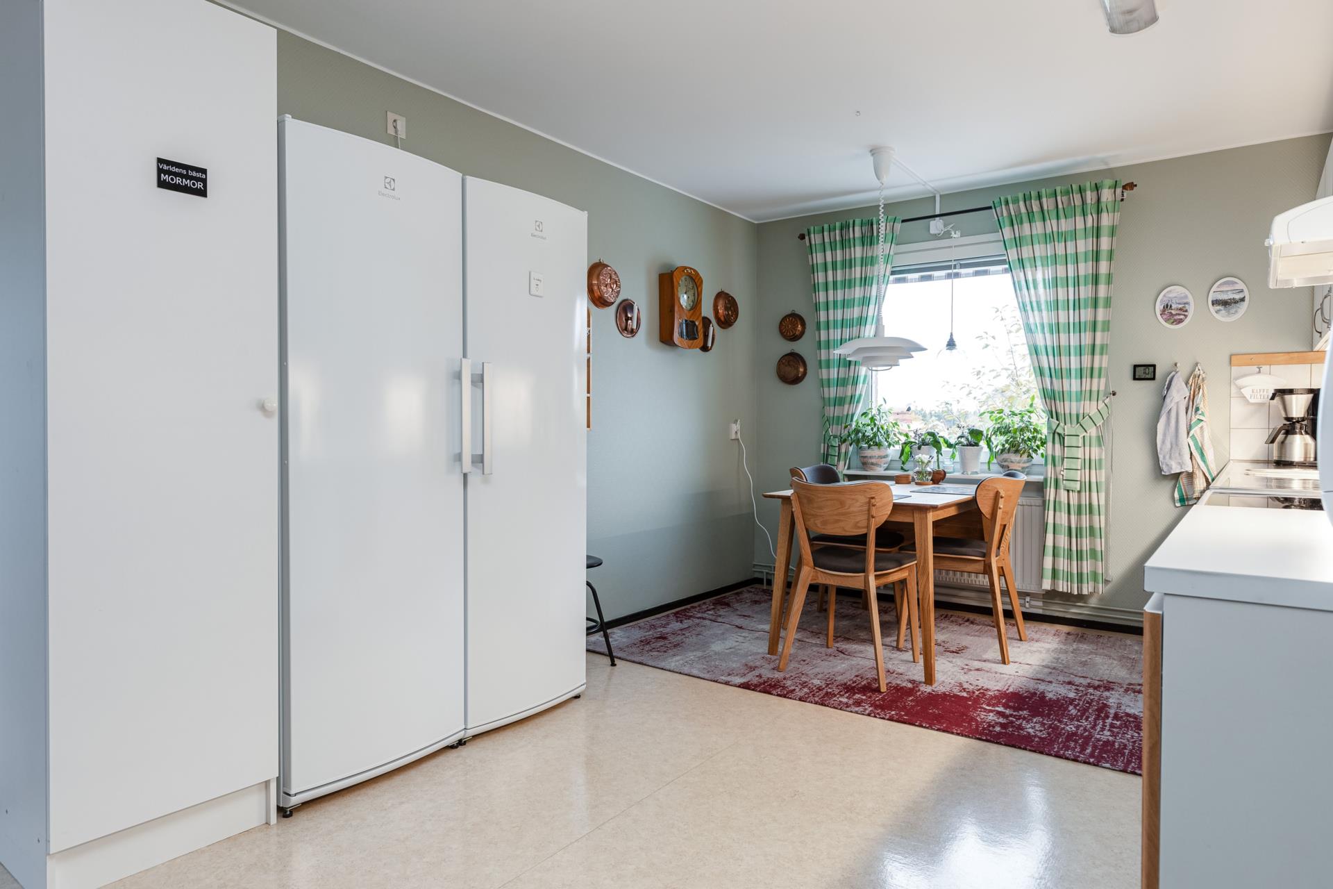 Välskött och fräsch 3:a med inglasad balkong i hus med hiss!