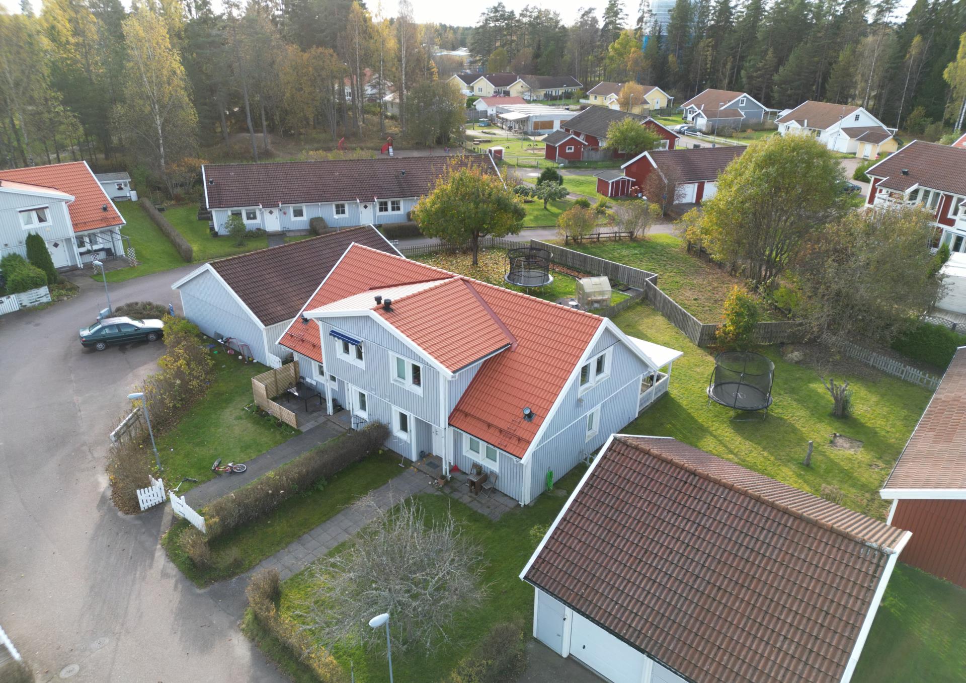 Ett hemtrevligt bostadsrättsparhus med plats för hela familjen!