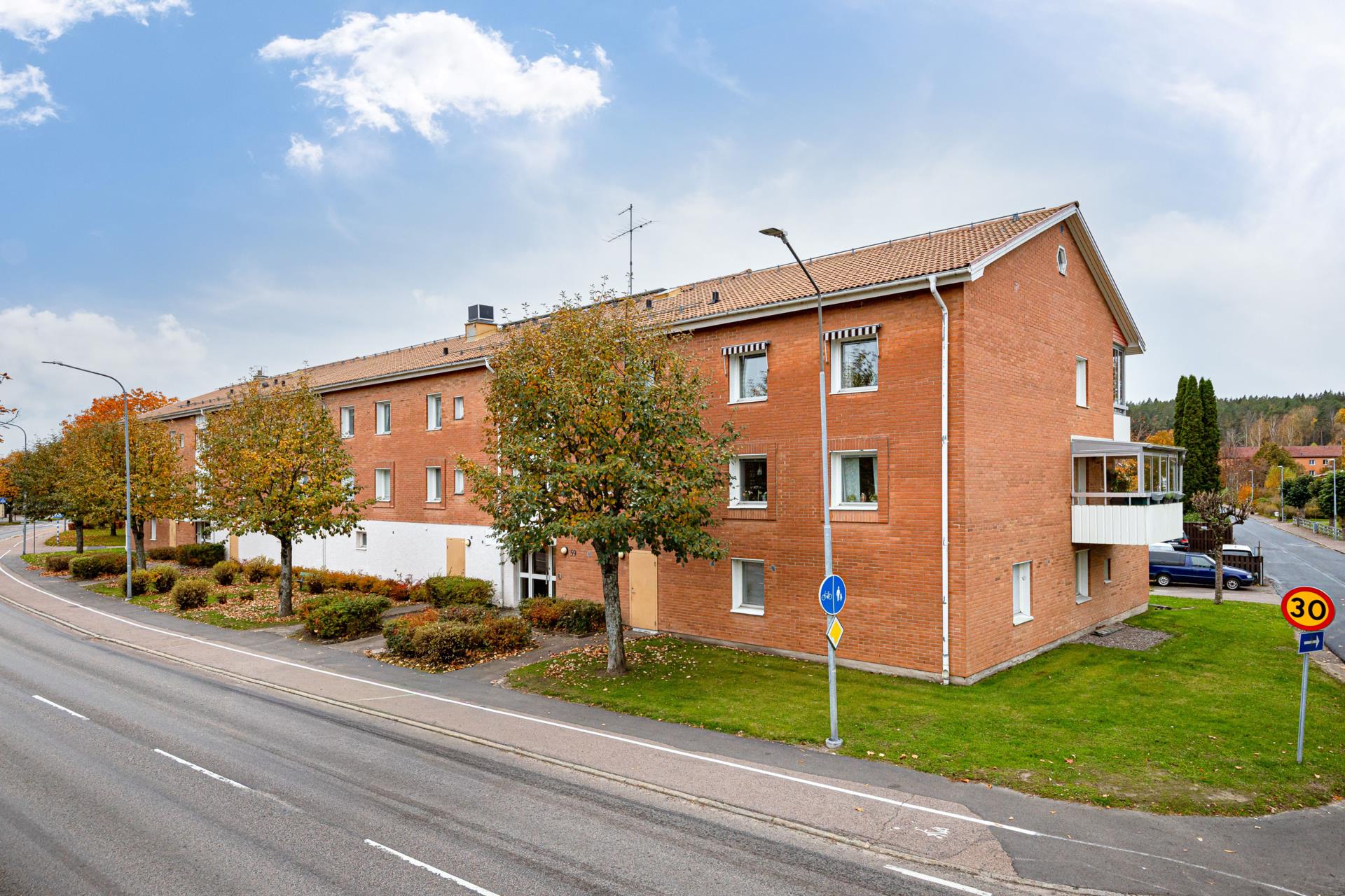 Välskött och fräsch 3:a med inglasad balkong i hus med hiss!