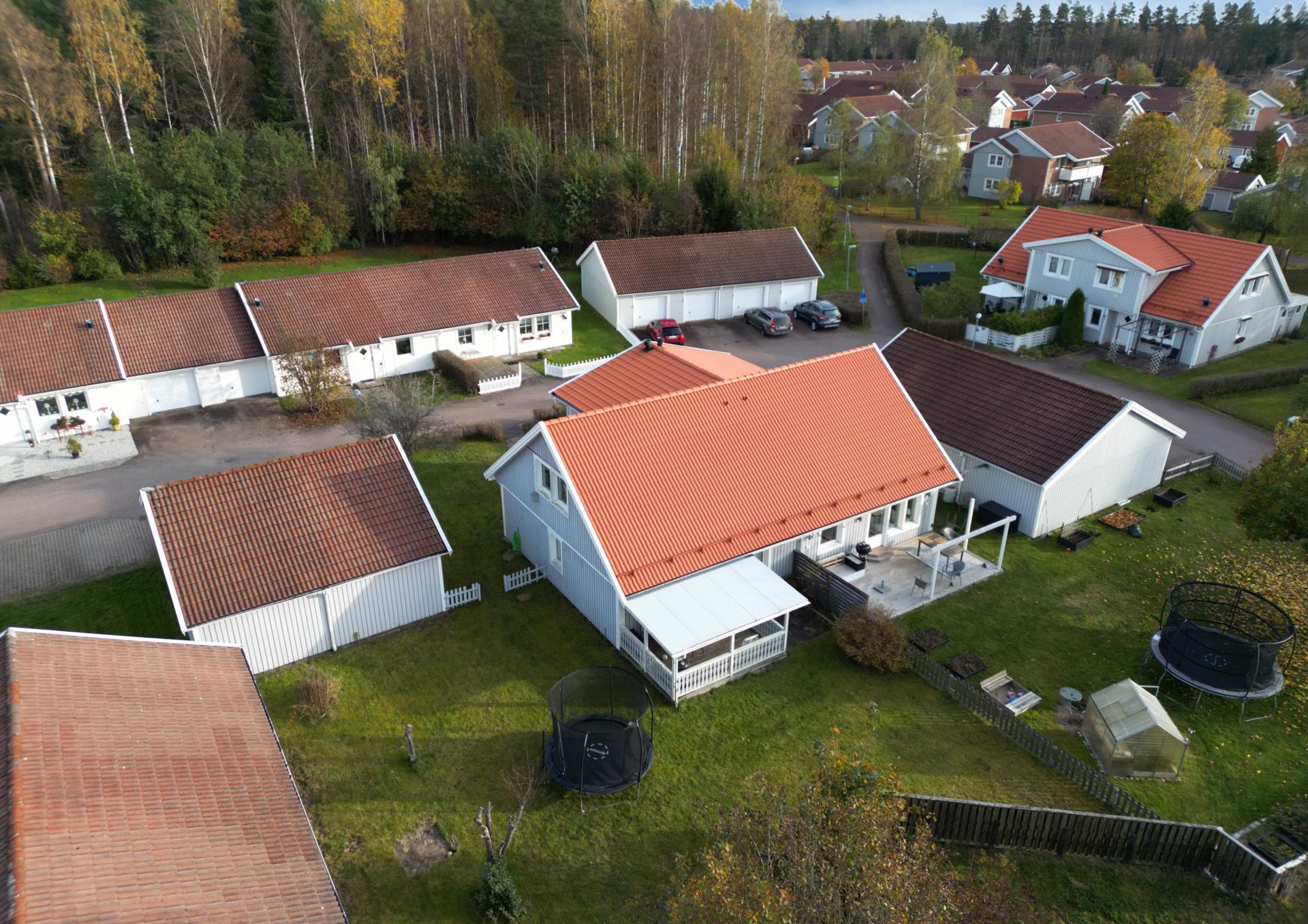 Ett hemtrevligt bostadsrättsparhus med plats för hela familjen!