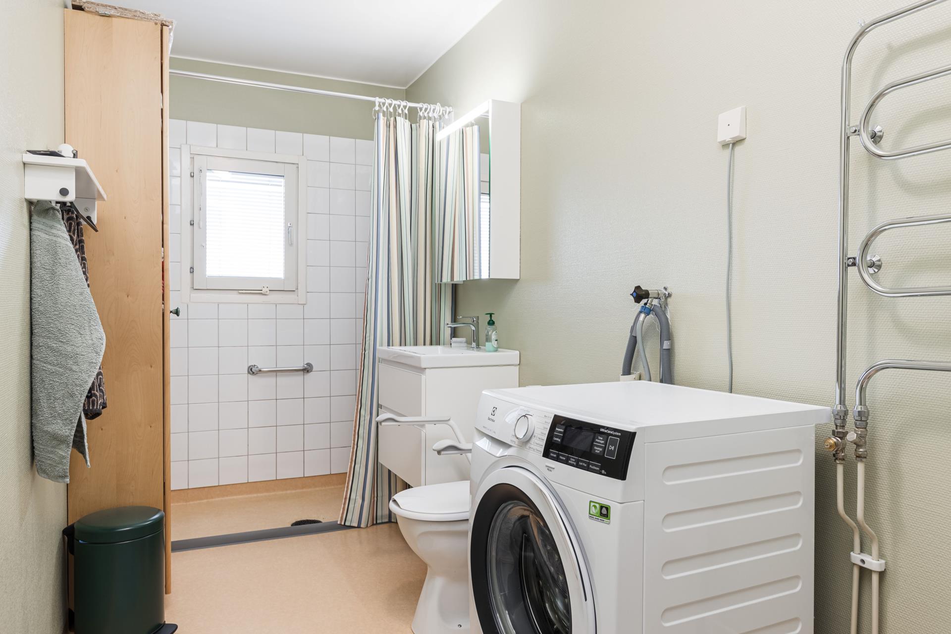 Välskött och fräsch 3:a med inglasad balkong i hus med hiss!