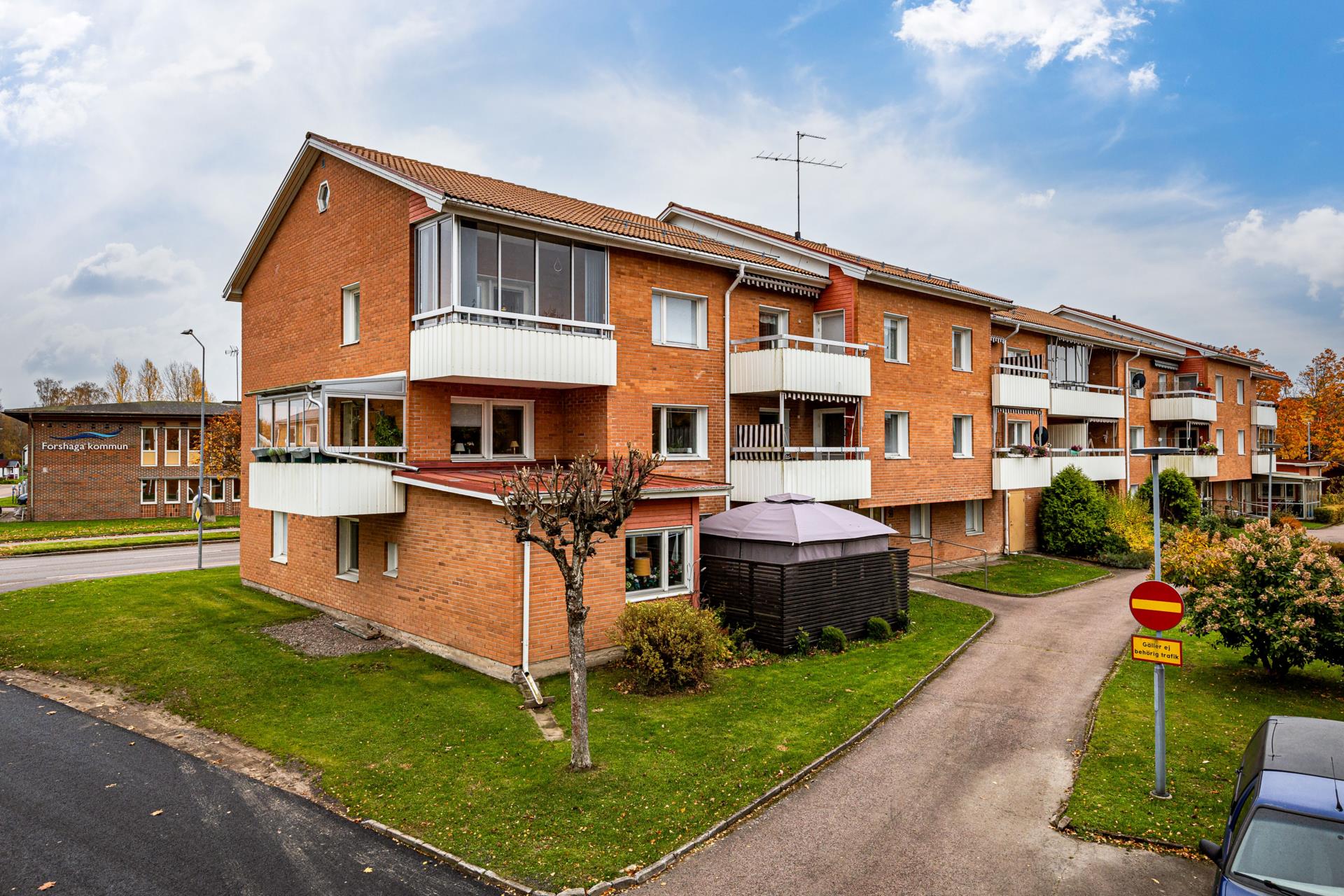 Välskött och fräsch 3:a med inglasad balkong i hus med hiss!