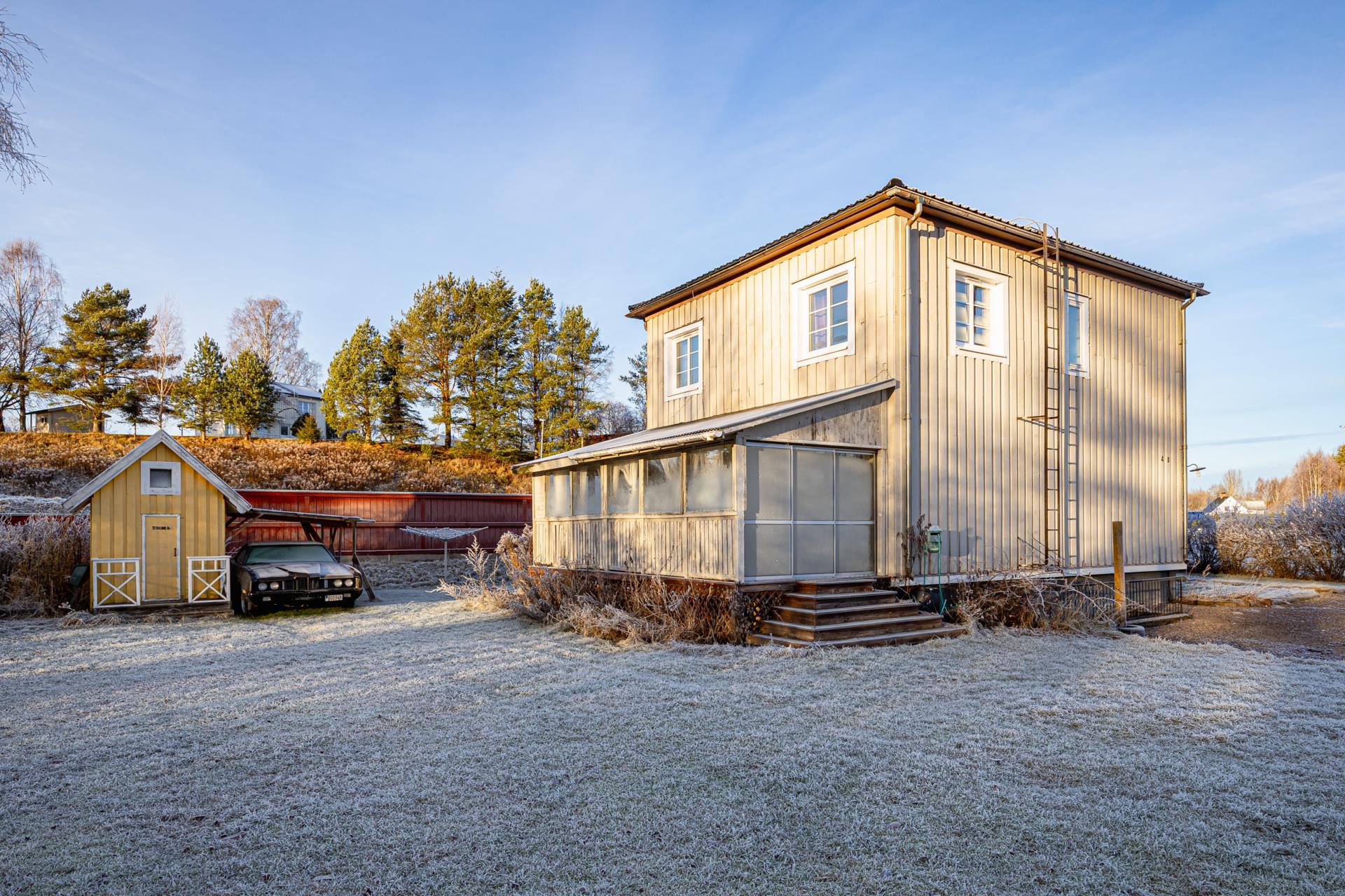 Trevlig familjevilla med pool, utekök och barrum!