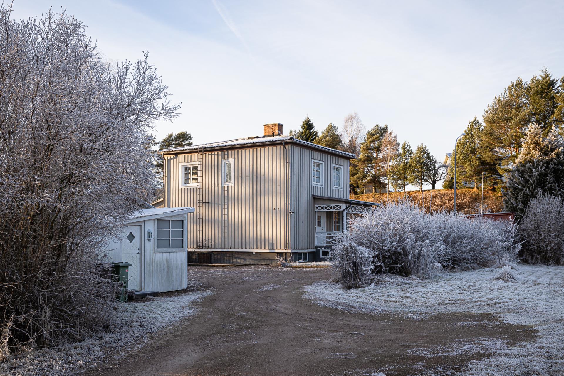 Trevlig familjevilla med pool, utekök och barrum!