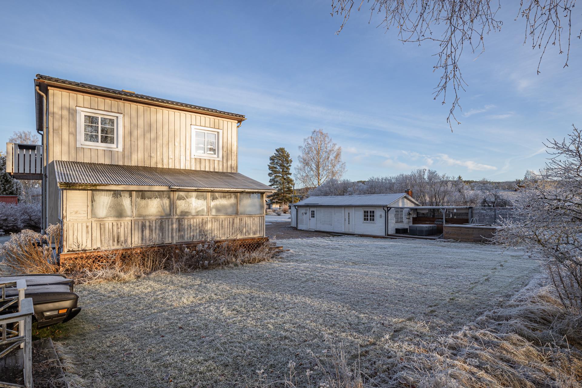 Trevlig familjevilla med pool, utekök och barrum!