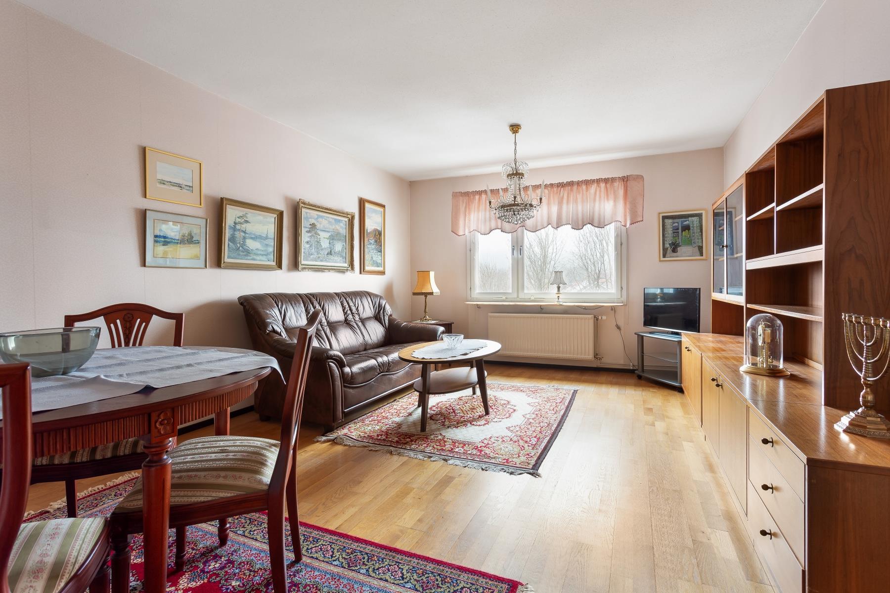 Ljus och fin 2:a i hus med hiss!