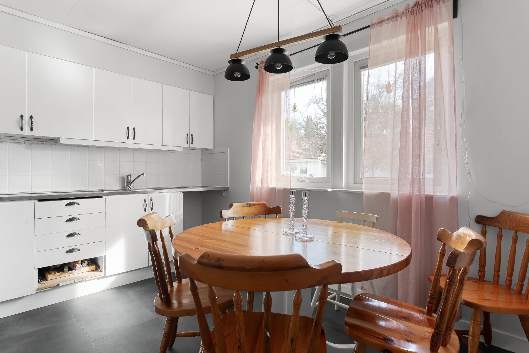 Ett hemtrevligt bostadsrättsparhus med plats för hela familjen!