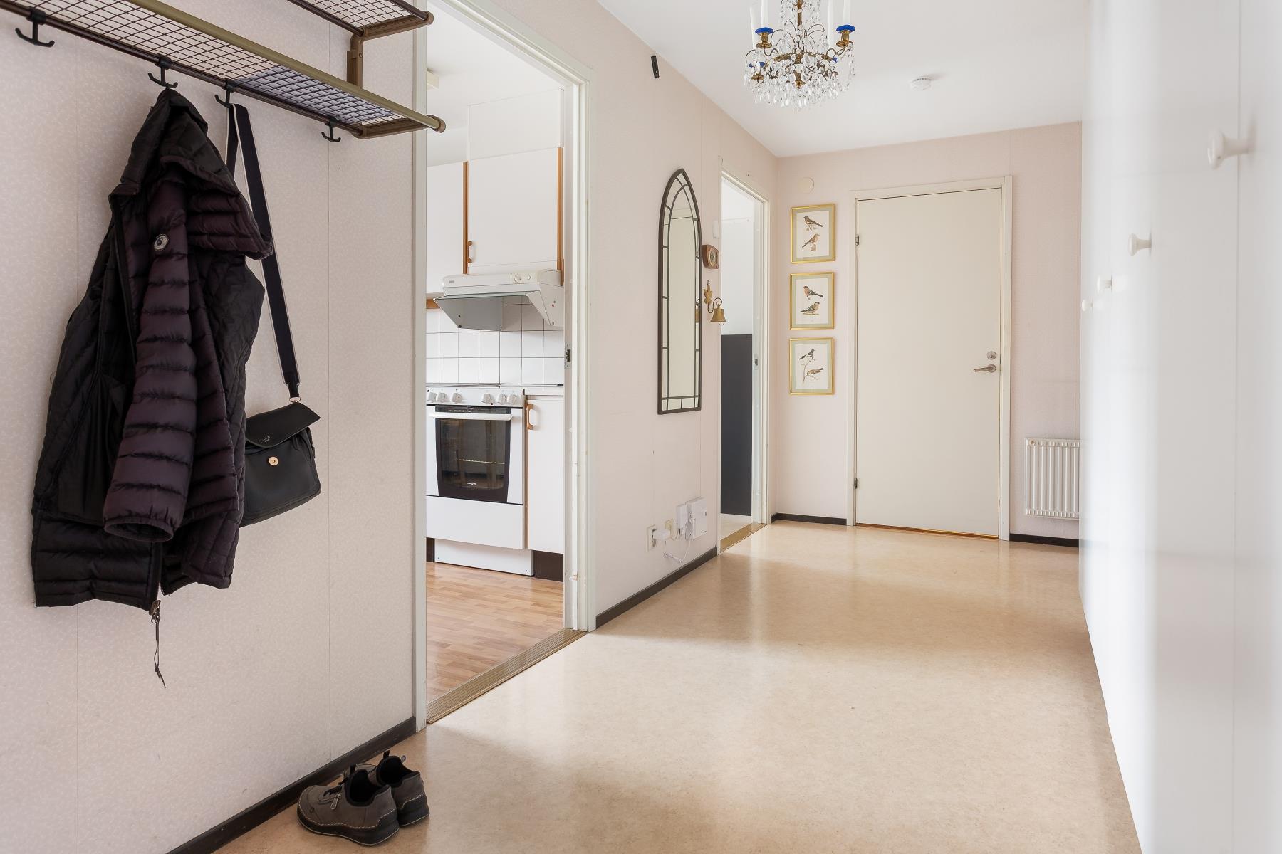 Ljus och fin 2:a i hus med hiss!