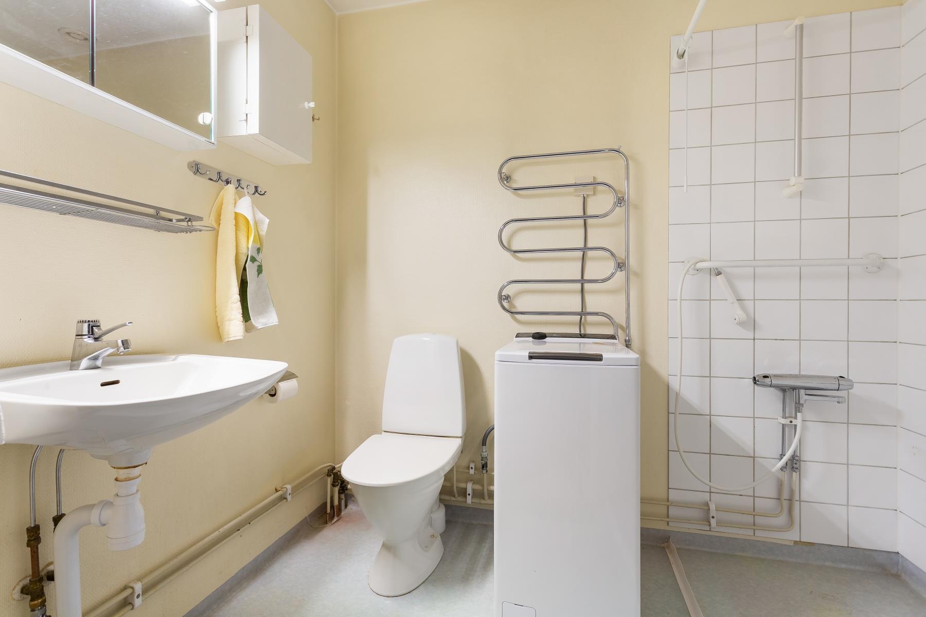 Ljus och fin 2:a i hus med hiss!