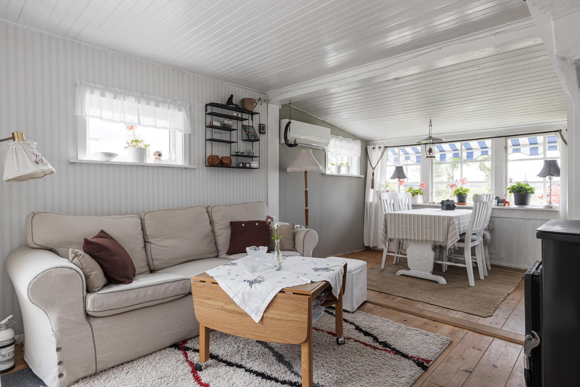 Mysig stuga med sjöutsikt vid Södra Hyn!