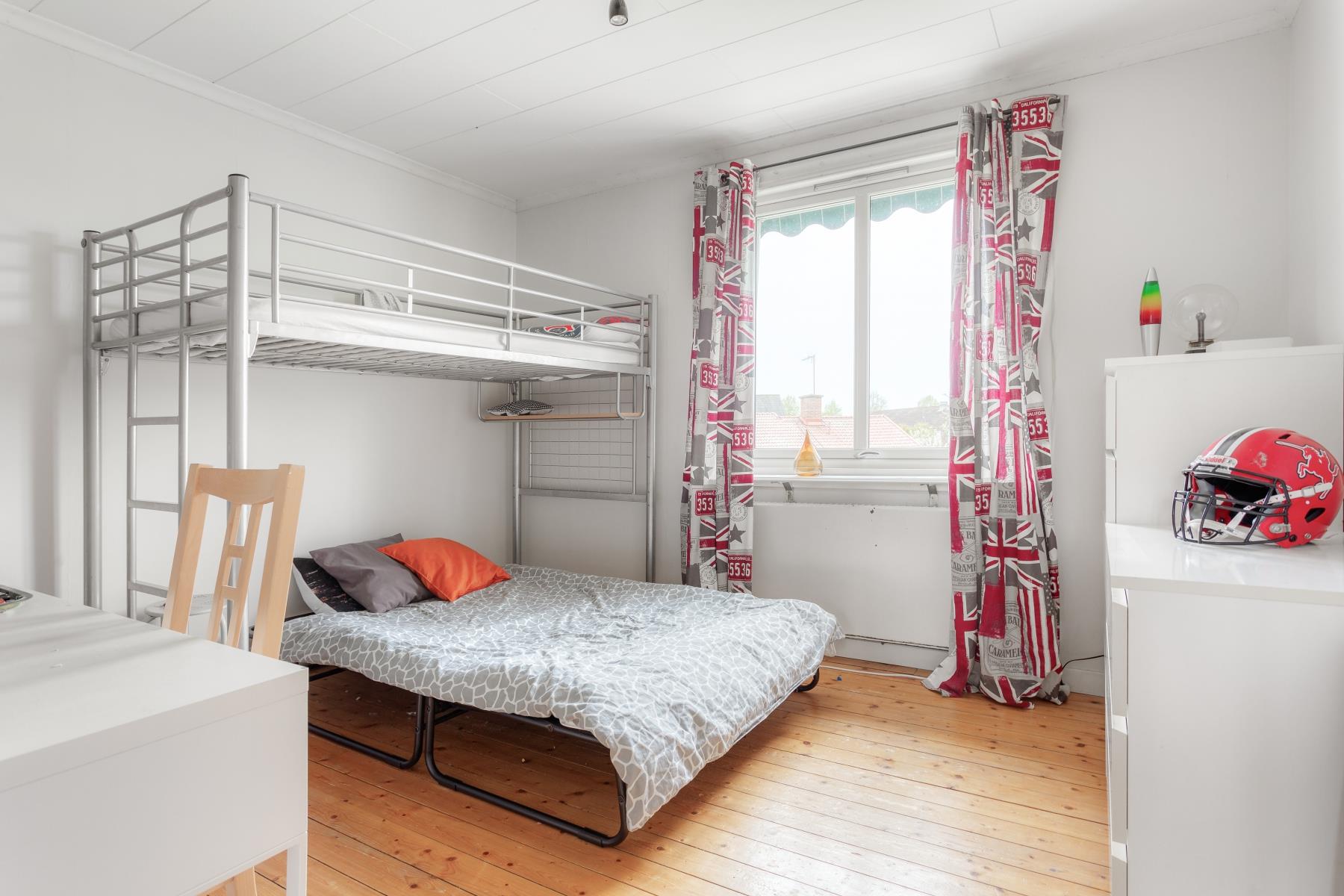 Charmfull funkisvilla med härlig trädgård och fina sociala ytor