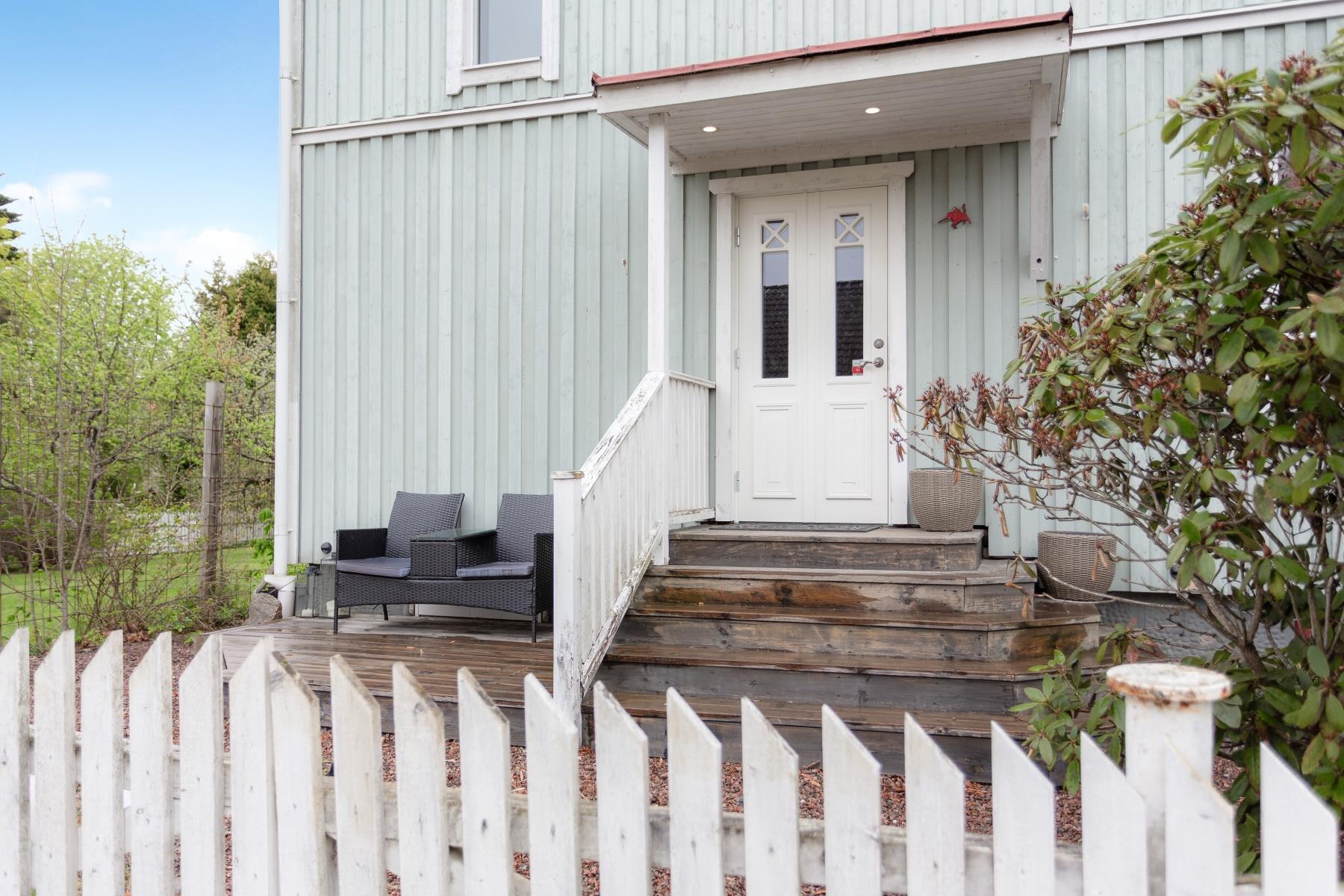 Charmfull funkisvilla med härlig trädgård och fina sociala ytor
