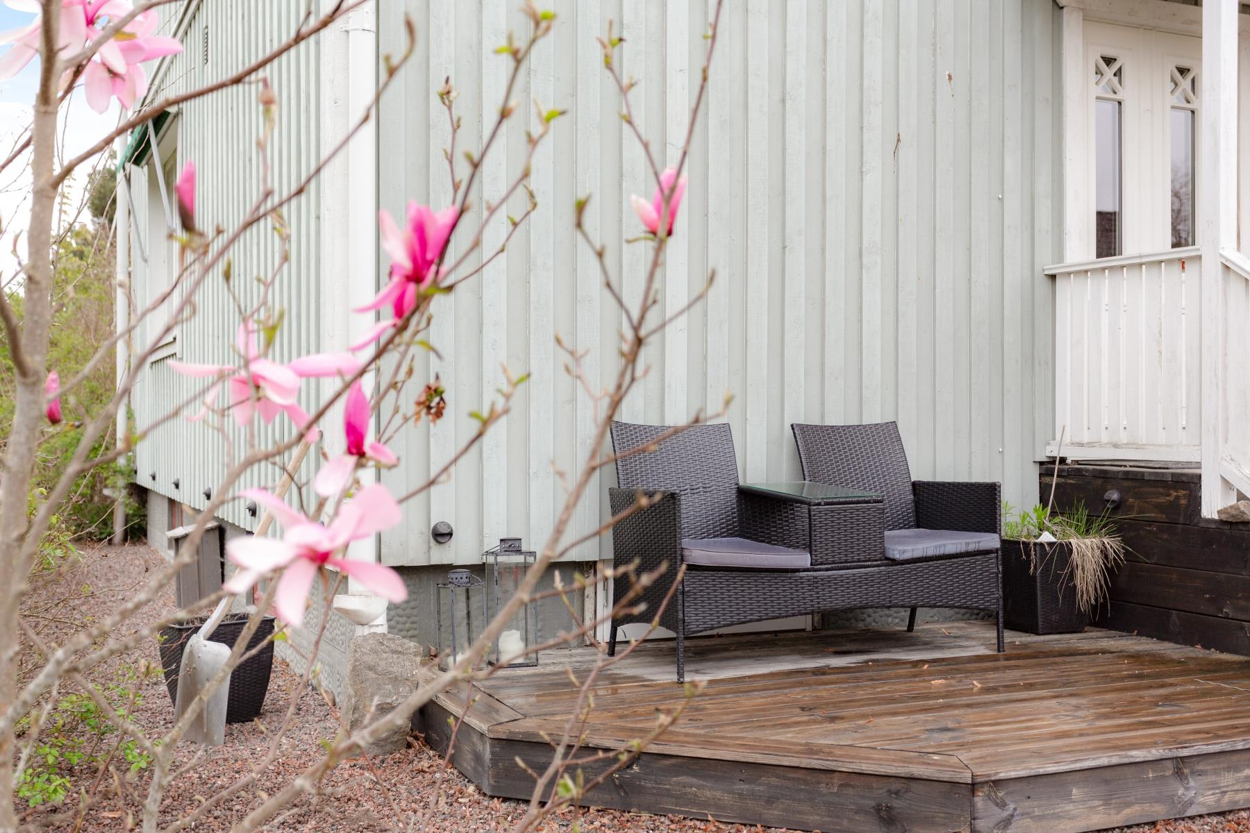 Charmfull funkisvilla med härlig trädgård och fina sociala ytor