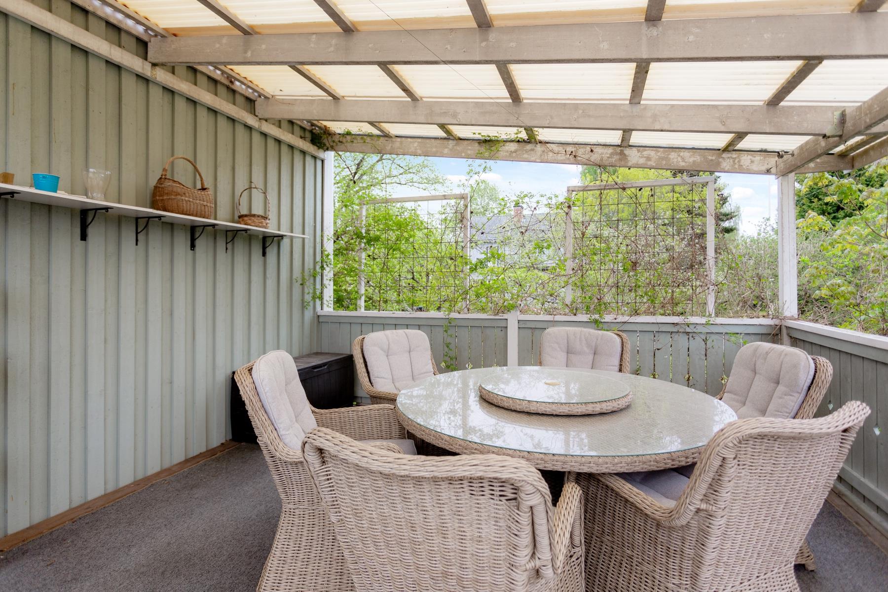 Charmfull funkisvilla med härlig trädgård och fina sociala ytor