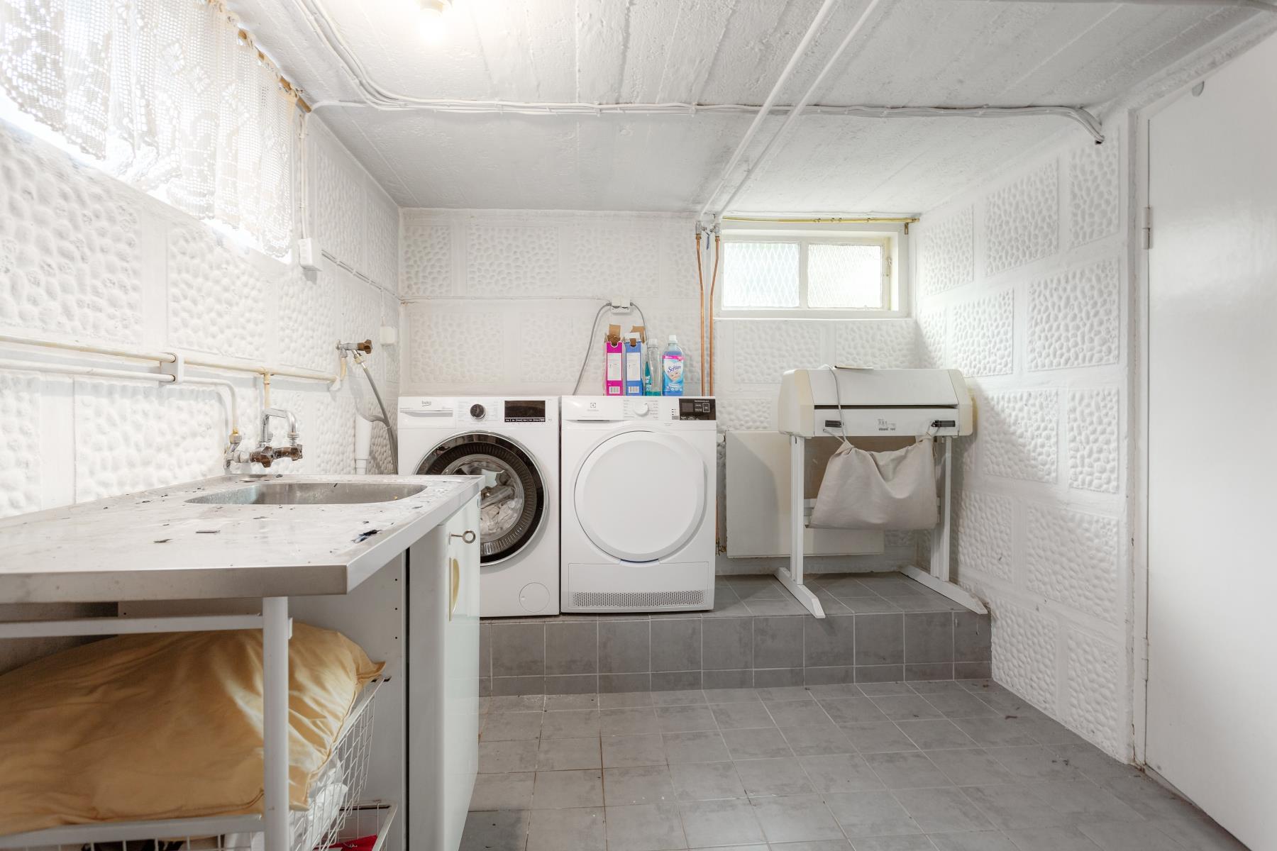 Charmfull funkisvilla med härlig trädgård och fina sociala ytor