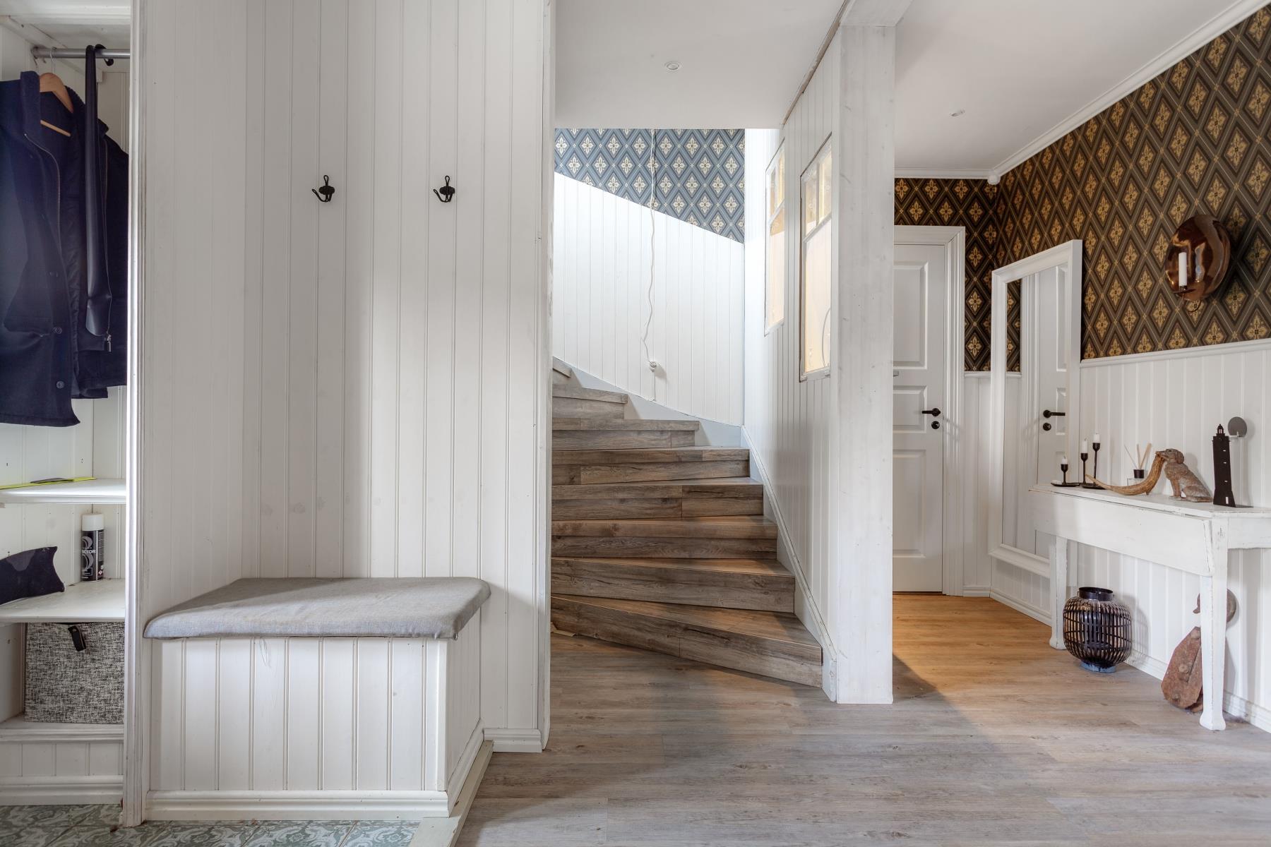 Charmfull funkisvilla med härlig trädgård och fina sociala ytor