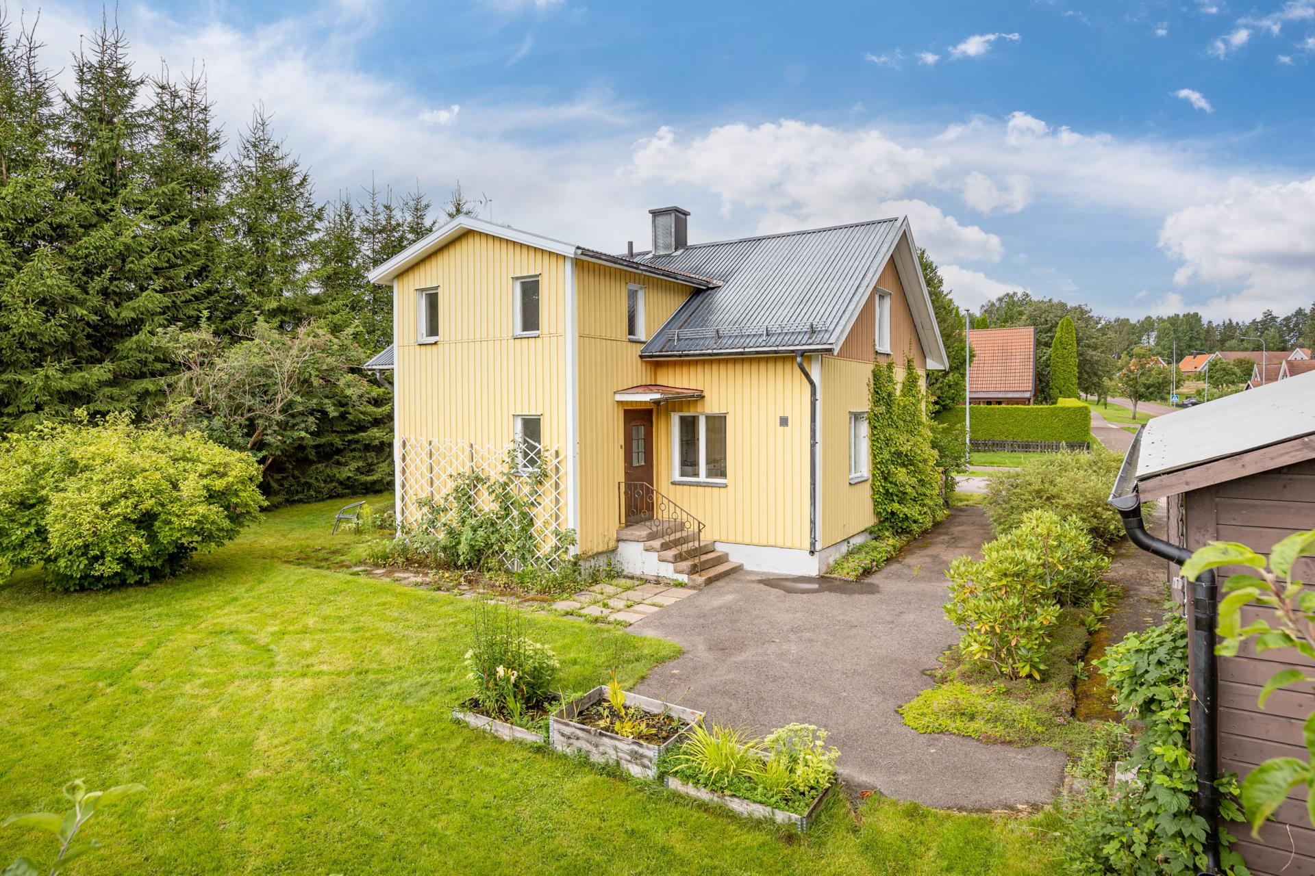 Charmig villa på insynsskyddad tomt med dubbelgarage!