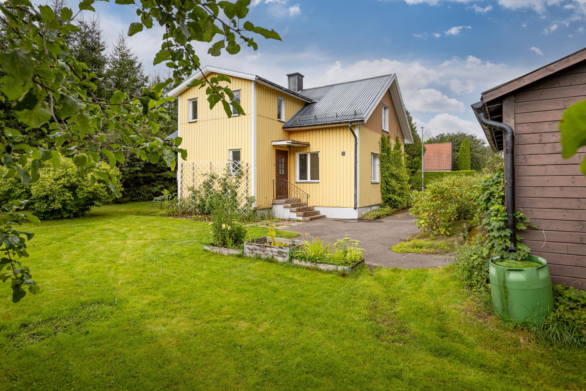 Charmig villa på insynsskyddad tomt med dubbelgarage!