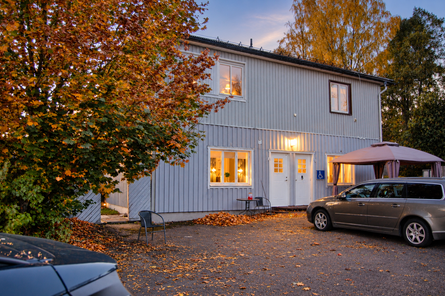 Hyresfastighet med 3 lägenheter belägen i trevligt villaområde på hörntom!